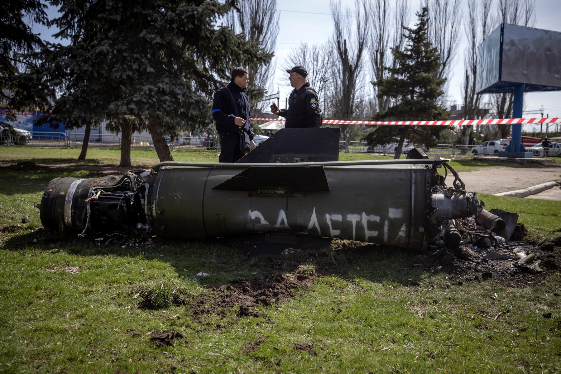 Măcelul de la Kramatorsk: Gara din estul Ucrainei a fost bombardată cu muniție interzisă de legea internațională