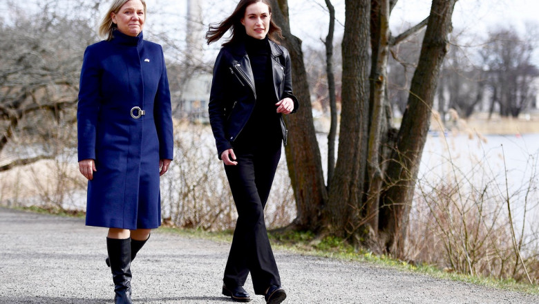 Magdalena Andersson și Sanna Marin merg pe strada