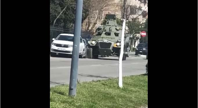 Scenă bizară în Râmnicu Vâlcea. Un vehicul militar intră în mașinile parcate pe un bulevard. Martori: Se filma un videoclip cu manele