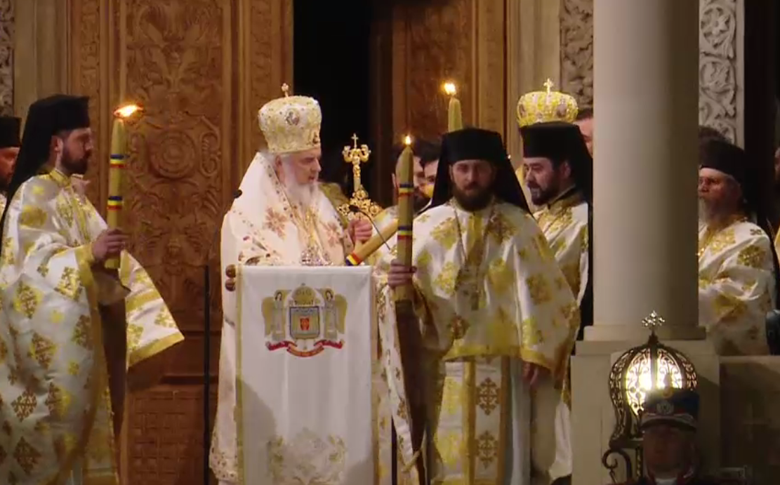 Hristos a înviat! Credicincioșii au primit Lumina Învierii. Imagini de la slujbele din țară
