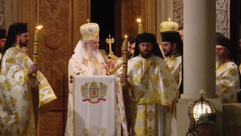Patriarhul Daniel împarte Lumina Sfântă.