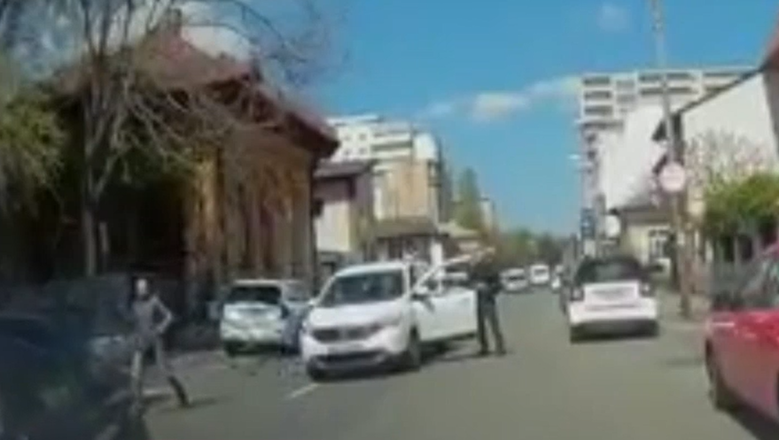 VIDEO. Incident grav în București, filmat cu o cameră de bord. Bătaie cu toporul și spray paralizant după o șicanare în trafic