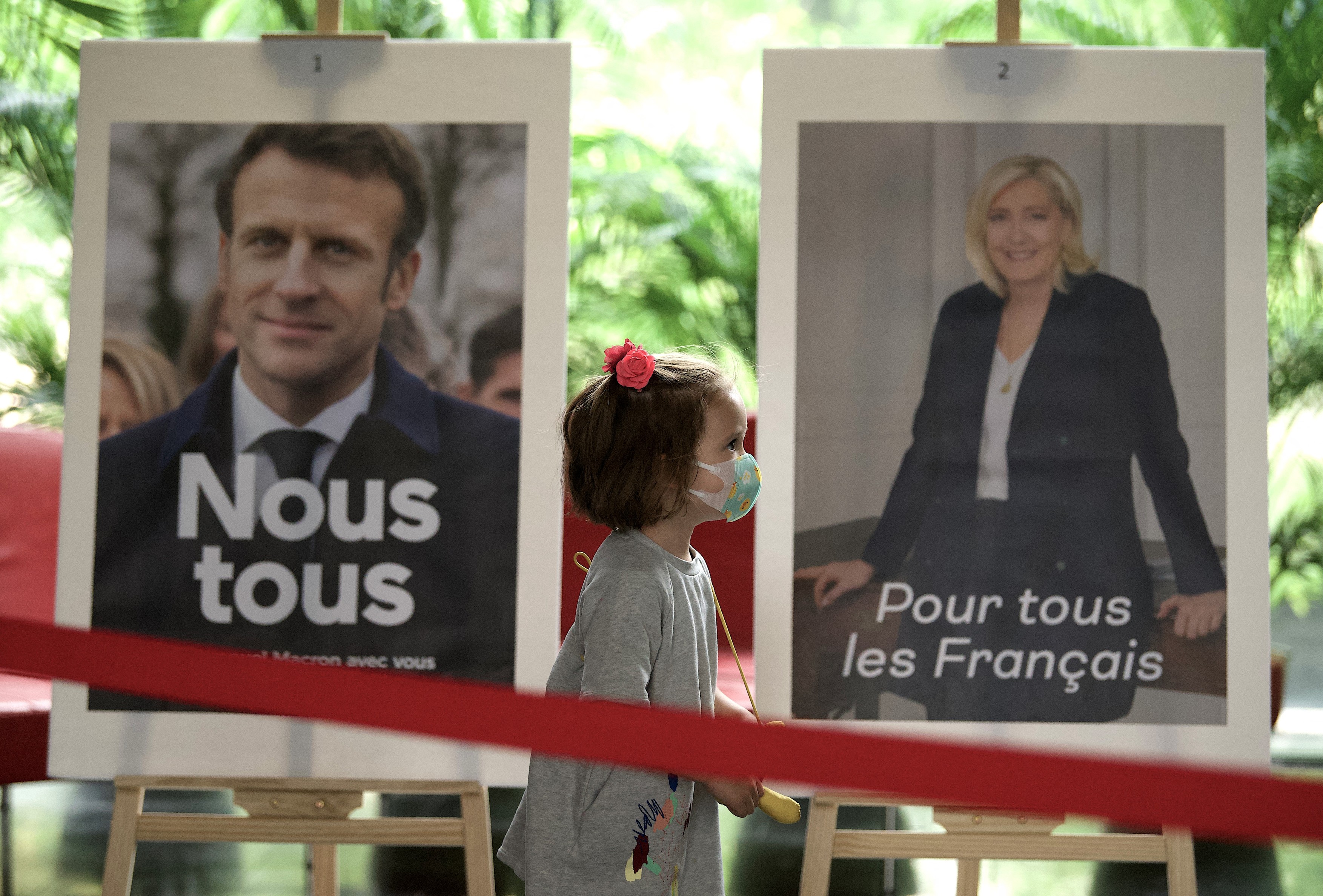 Numeroase ziare franceze îi îndeamnă pe alegători să-l voteze pe Emmanuel Macron ca să nu ajungă Marine Le Pen la Palatul Elysee