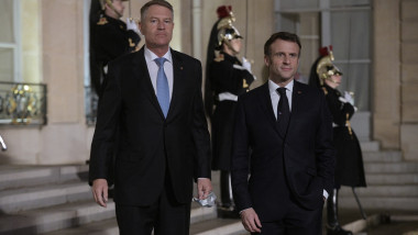 Iohannis stă lângă Macron.