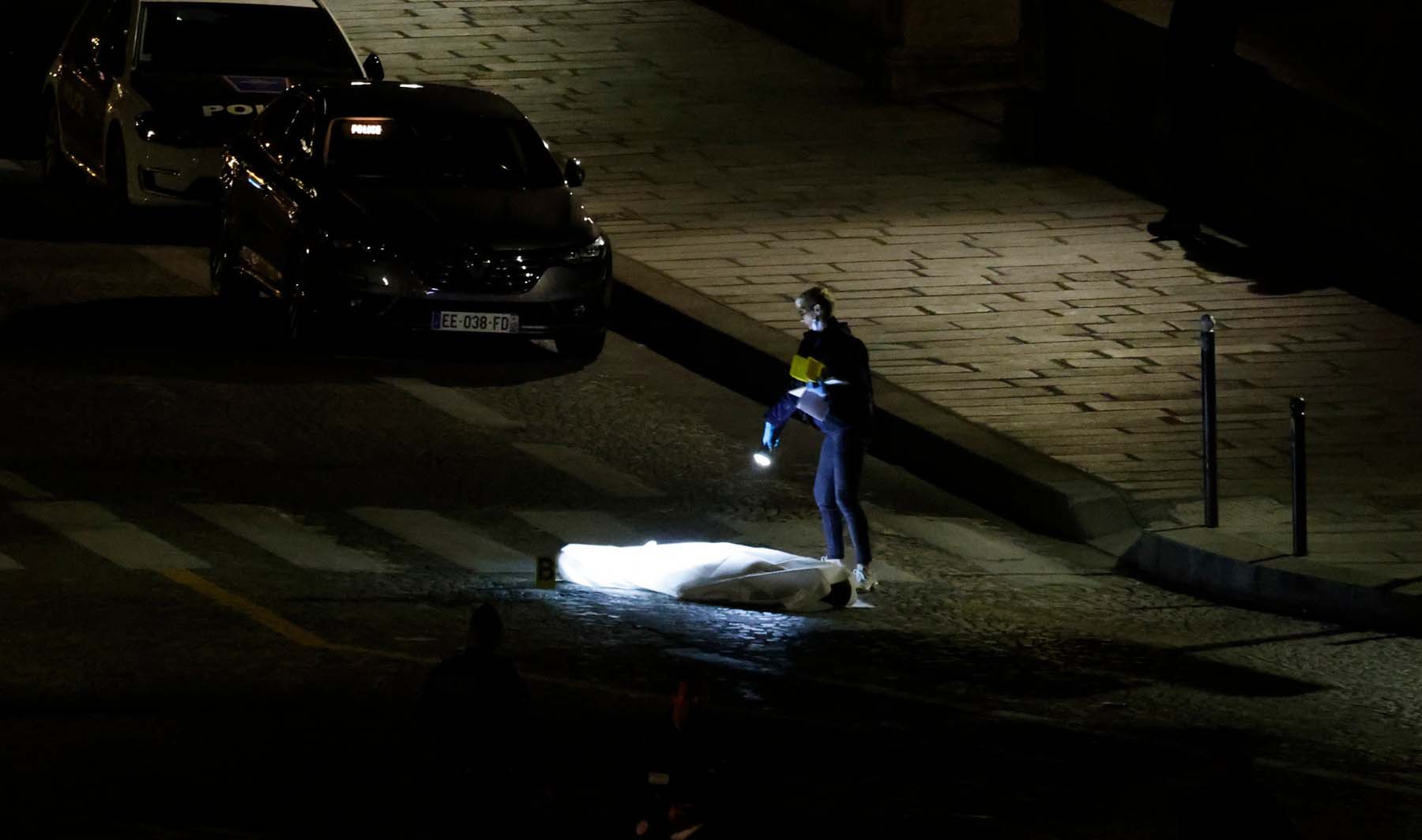 Poliţia a deschis focul asupra unei maşini în centrul Parisului: doi morți, un rănit