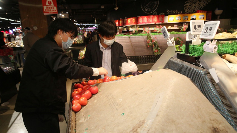 Locuitorii Beijingului golesc magazinele de teama unei noi carantine anti-COVID.