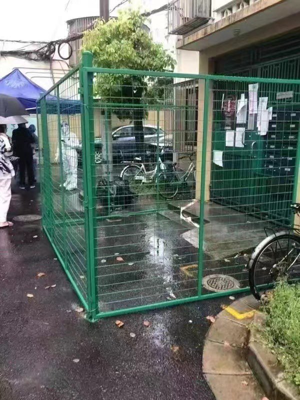 Gardurile verzi apărute pe neașteptate în fața blocurilor și pe străzile din Shanghai. „Nimeni nu poate ieși. Mă simt neajutorat”
