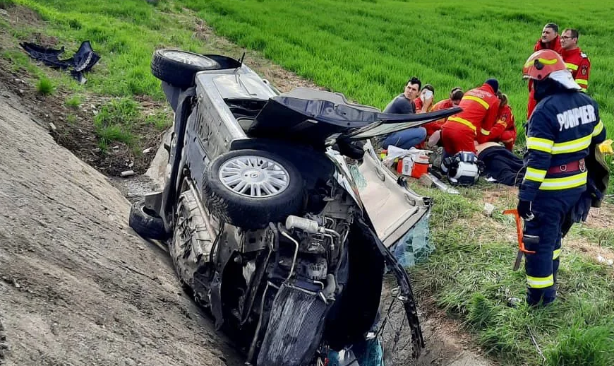 FOTO. O femeie şi un bărbat, şoferi ai două maşini care au intrat în coliziune pe DN 1, decedați în accident
