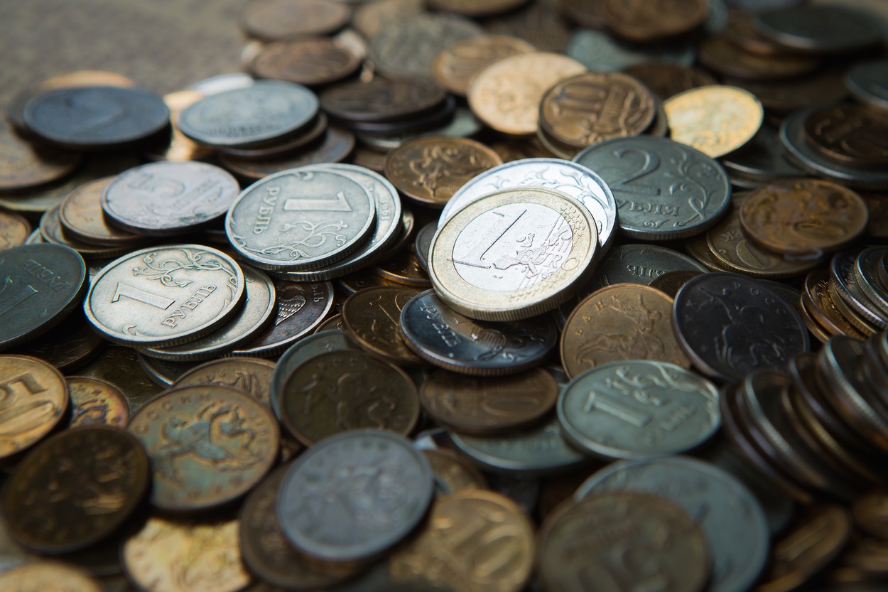 Rubla s-a întărit luni în raport cu euro la maximul ultimilor aproape doi ani