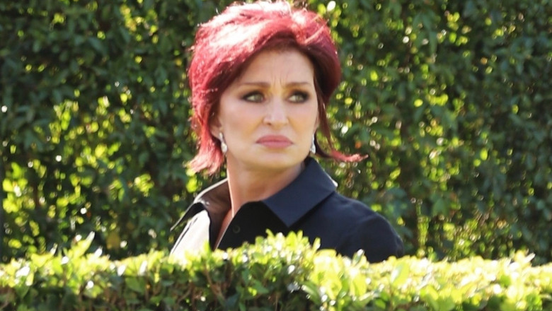 sharon osbourne fotografiata in spatele unui gard de vegetatie porttet