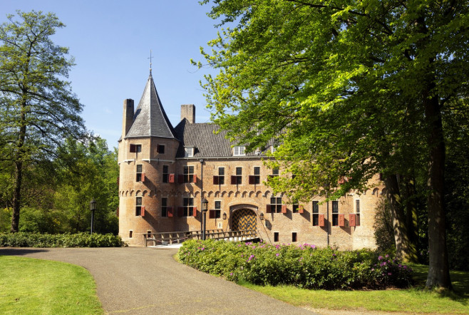 Castle Het Oude Loo seen from the surrounding park