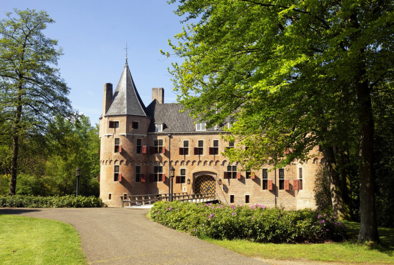 Castle Het Oude Loo seen from the surrounding park