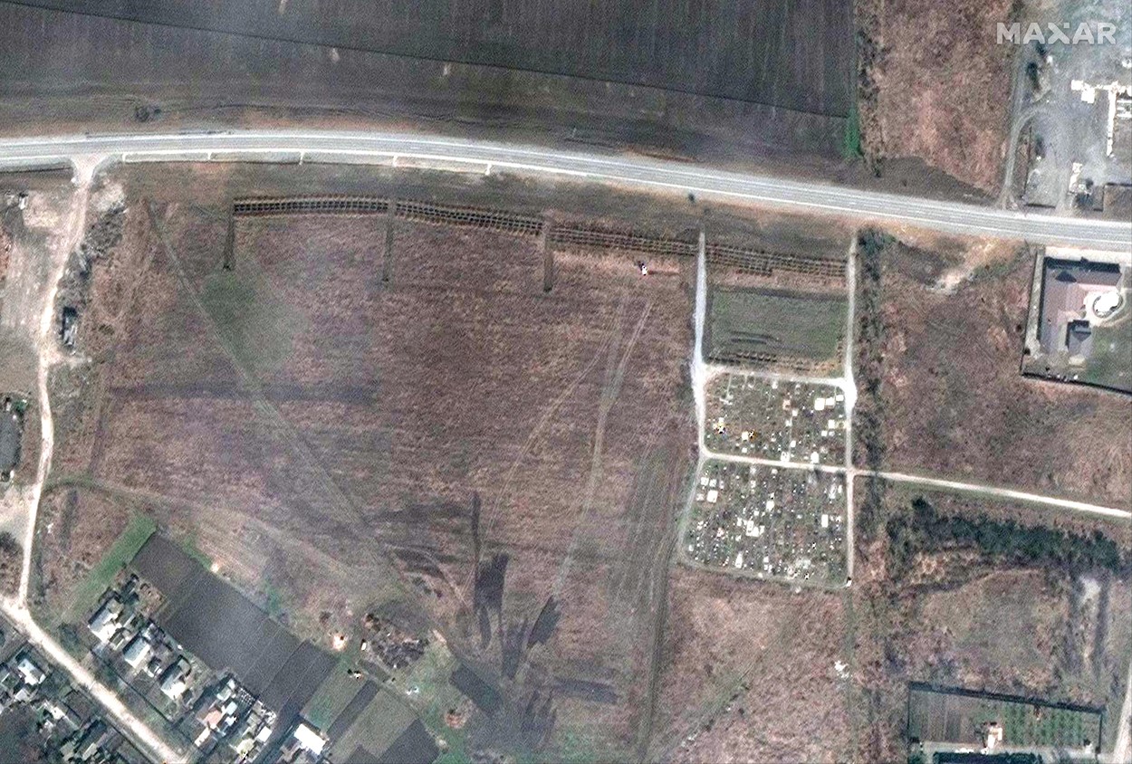O a treia groapă comună a fost descoperită lângă Mariupol. Localnici ar fi fost obligați să îngroape cadavre în schimbul hranei