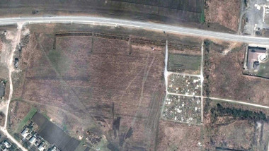 Imagini din satelit cu gropile comune de lângă Mariupol.