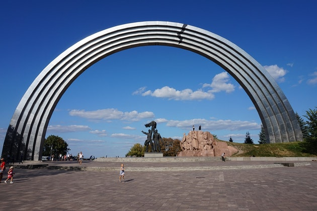 O statuie care marca „prietenia” dintre ucraineni și ruși, demolată de autoritățile din Kiev
