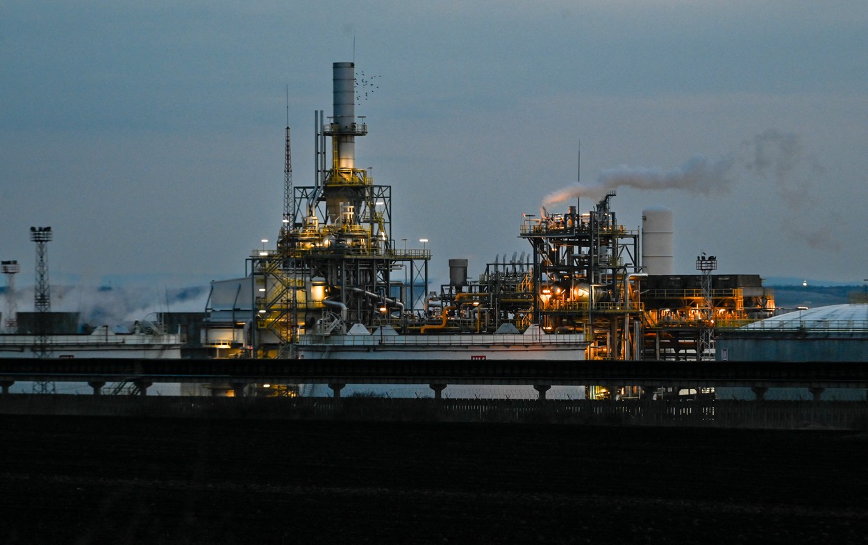 Italia se pregăteşte să naţionalizeze Lukoil ISAB, una dintre cele mai mari rafinării din Europa