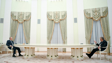 Vladimir Putin și Antonio Guterres la o masă lungă, la Kremlin.