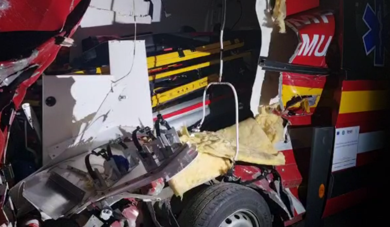VIDEO. Autospecială SMURD lovită de tren. Echipajul se grăbea să preia o femeie în stop cardio-respirator
