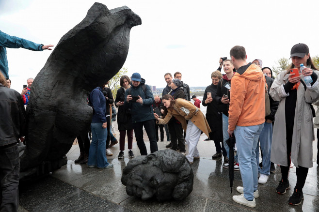 Russia-Ukraine Brotherhood Statue Dismantled - Kyiv