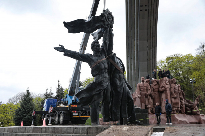 Russia-Ukraine Brotherhood Statue Dismantled - Kyiv