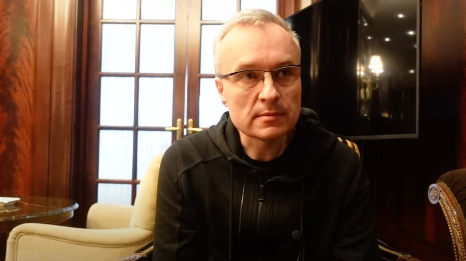 Un fost vicepreședinte Gazprombank a fugit din Rusia ca să lupte alături de Ucraina. „Nu puteam să asist de pe margine”