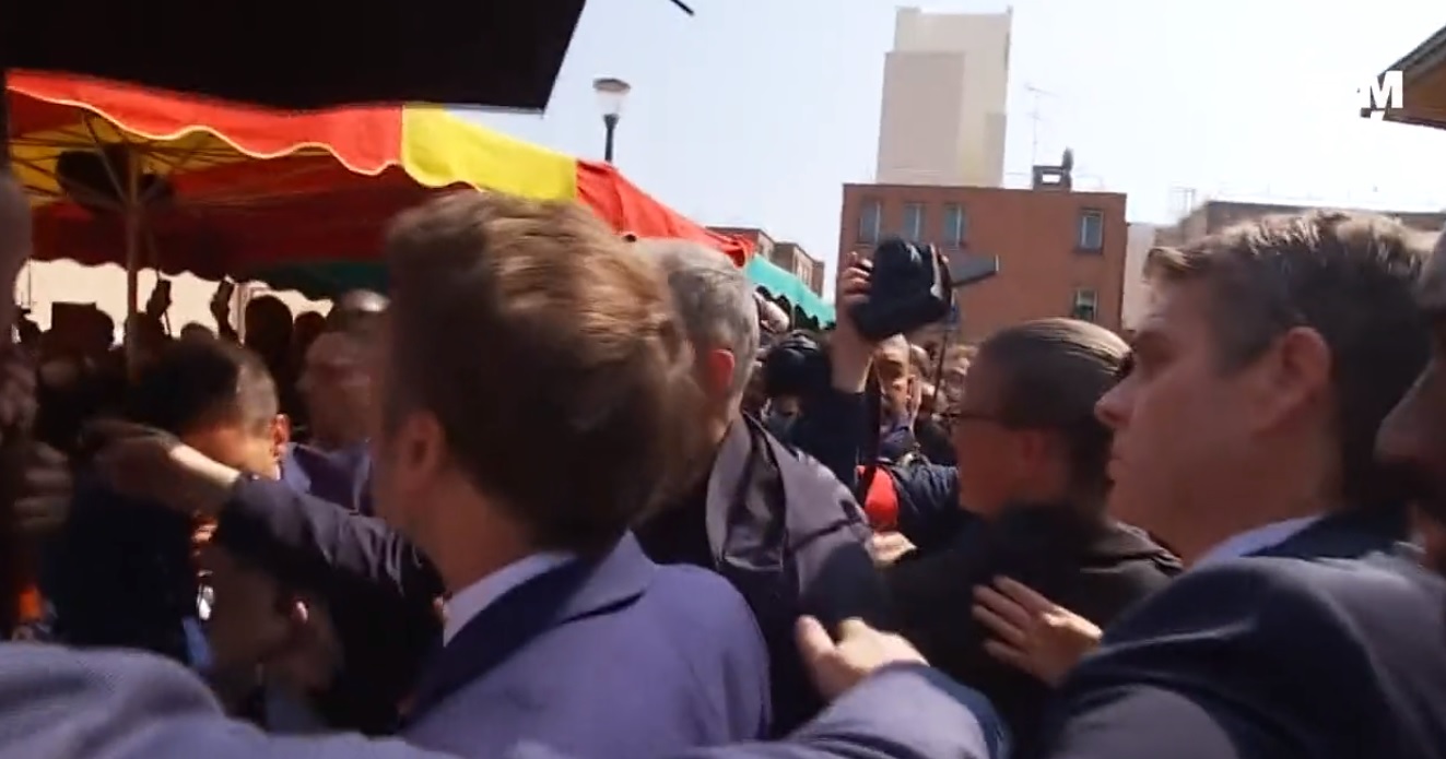 Macron a fost atacat cu roșii la prima ieșire publică după ce a fost reales președinte