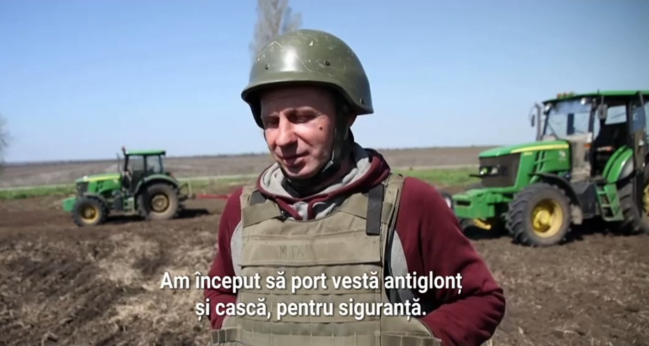 Fermierii ucraineni ies la câmp cu veste antiglonț și folosesc pivnițele ca adăposturi antiaeriene: „Nu plec de aici, e pământul meu”