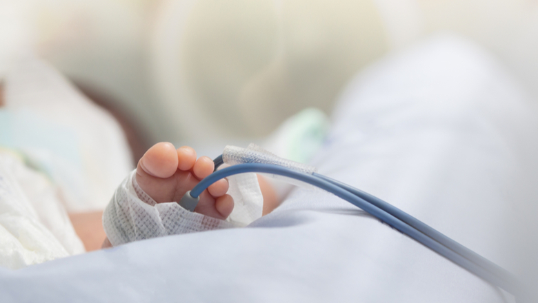 Povești care vindecă. Bebeluș perfect sănătos, după o operație de hernie inghinală cu risc vital