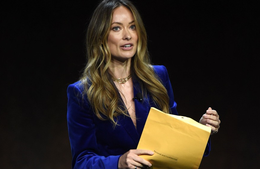 Actriţa Olivia Wilde a primit un plic cu documente legate de custodia copiilor în timp ce era pe scenă
