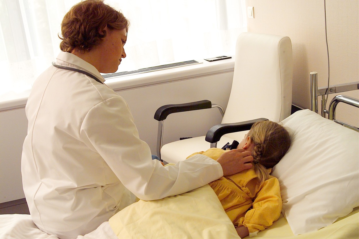 Încă două cazuri suspecte de hepatită misterioasă în România. Fetița confirmată cu această boală ar putea avea nevoie de transplant