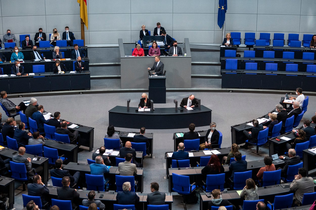 Parlamentul german a aprobat livrarea de armament greu pentru Ucraina