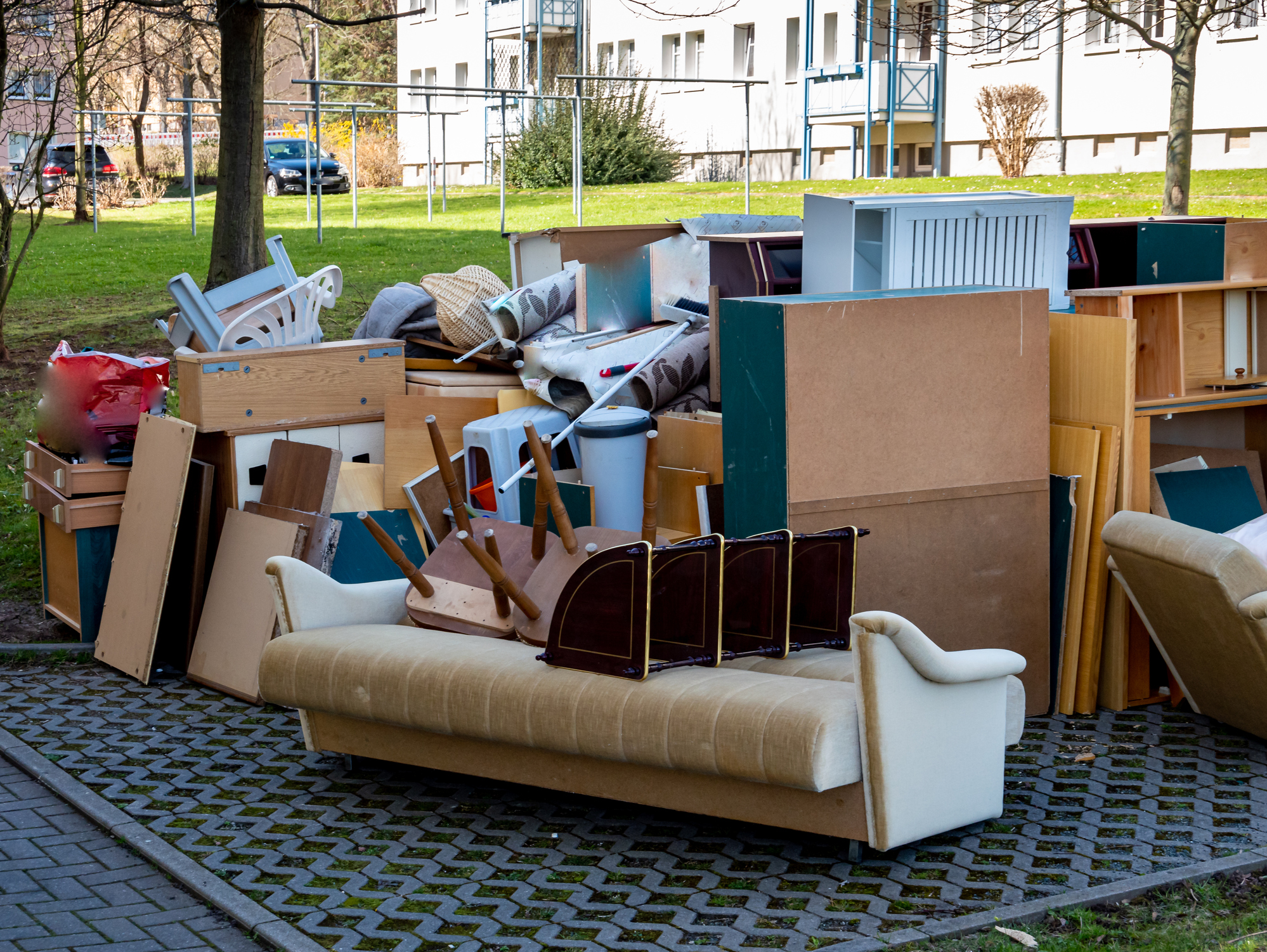Un bărbat care a cumpărat mobilă second-hand a descoperit în ea o sumă mare de bani de care nimeni nu știa nimic