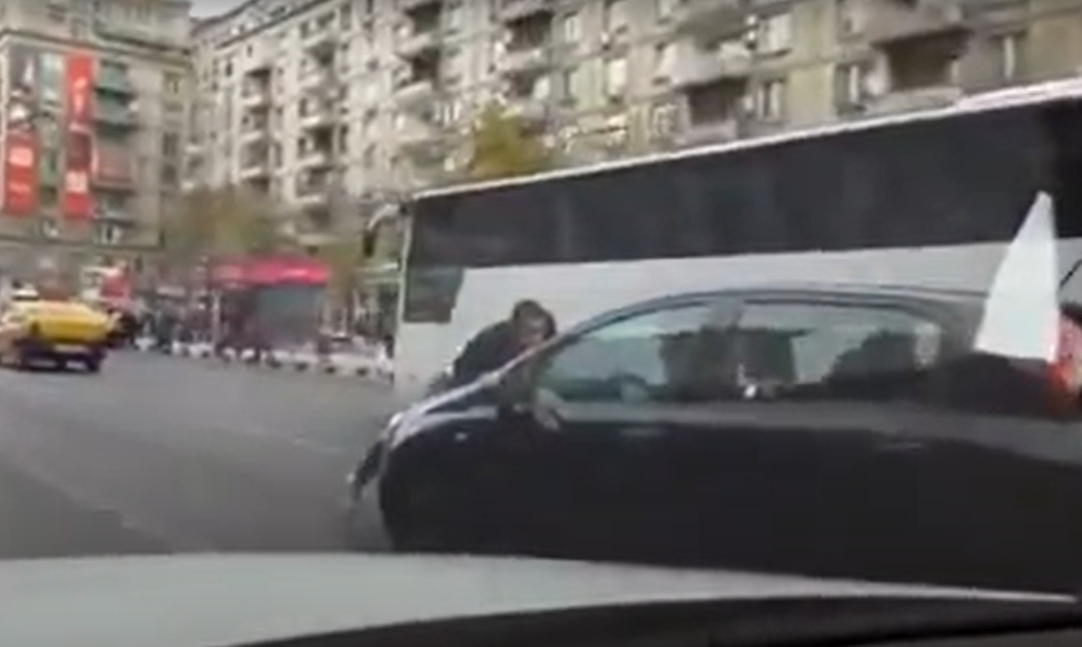 Femeia care a condus doi kilometri prin centrul Bucureștiului cu un bărbat agățat de capotă va petrece 3 ani și 5 luni în închisoare