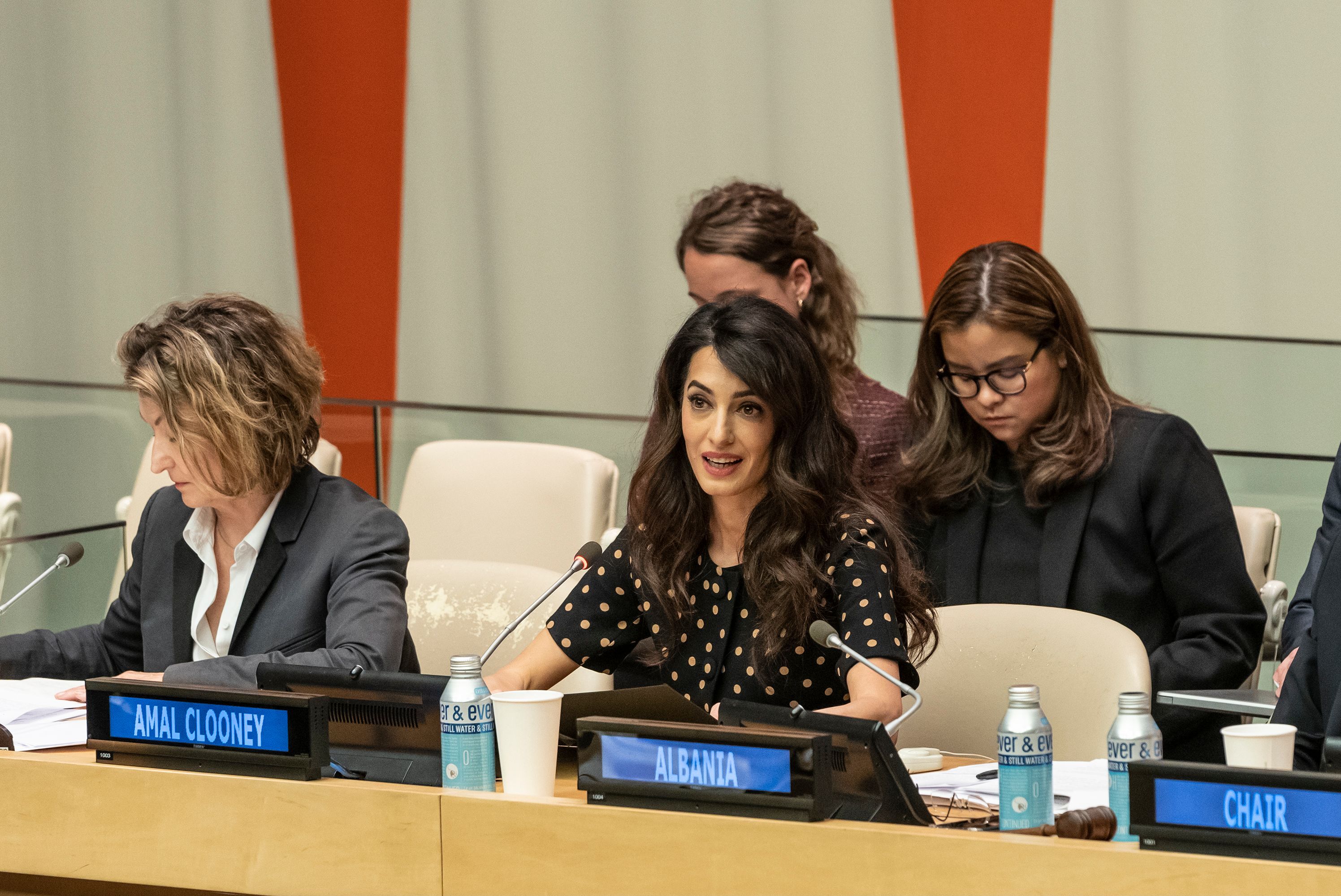 Amal Clooney condamnă crimele de război comise de Rusia. „Ucraina este, astăzi, un abator. Chiar în inima Europei”