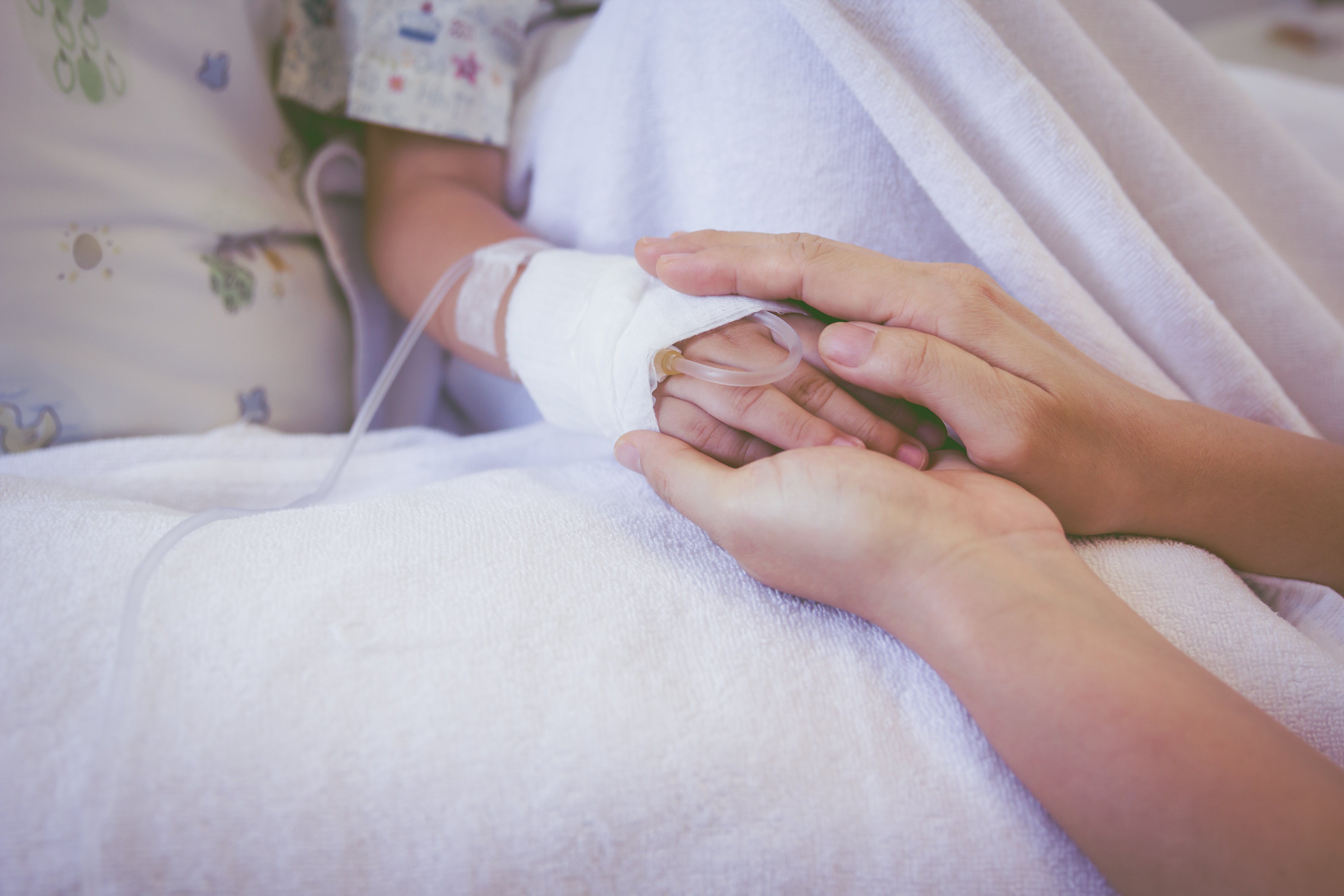 Statul nu mai are bani pentru tratamente în străinătate. Viața unui copil de 4 ani cu cancer, în pericol. Mărturia tatălui