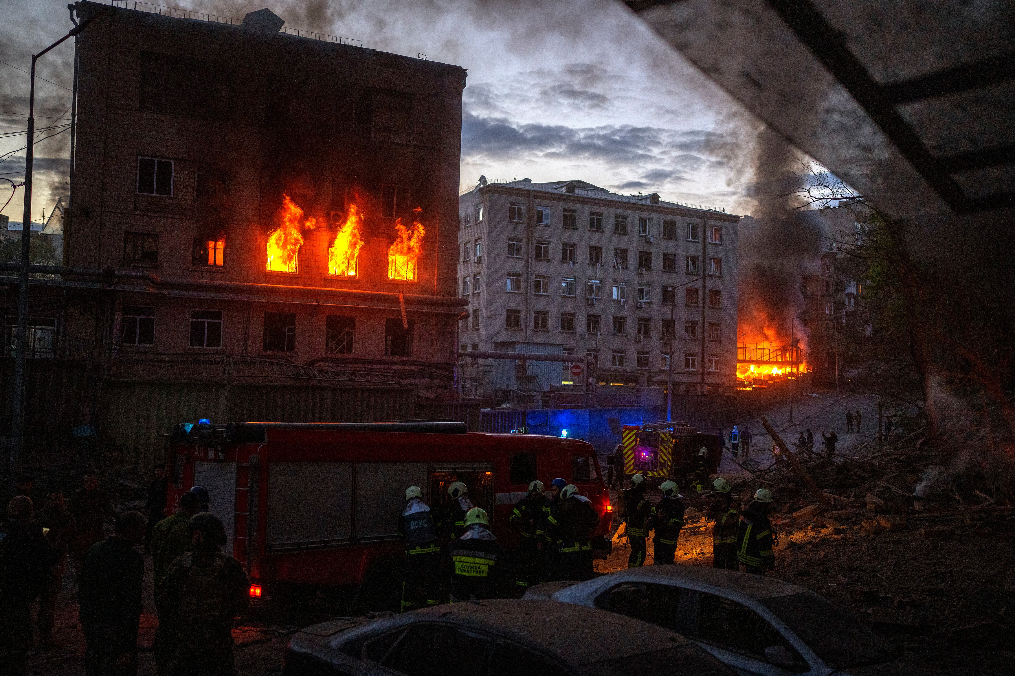 Război în Ucraina. Rusia a lovit cu rachete capitala Kiev, un mort și zece răniți. Bombardamente puternice în Donbas