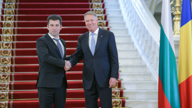 Președintele României, Klaus Iohannis și premierul Bulgariei, Kiril Petkov isi strang mana la cotroceni