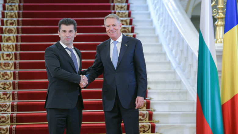 Președintele României, Klaus Iohannis și premierul Bulgariei, Kiril Petkov isi strang mana la cotroceni