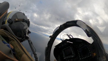 Pilot la bordul unui avion militar