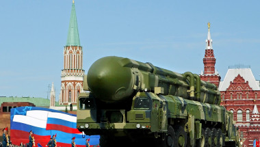 Lansator rusesc de rachete balistice la paradă
