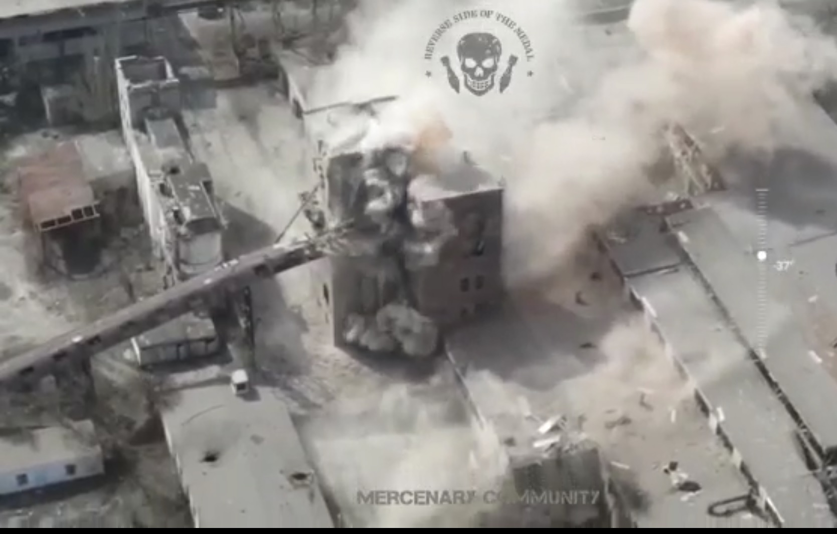 Combinatul Azovstal, unde se adăpostesc locuitorii din Mariupol, este bombardat de ruși cu proiectile anti-buncăr