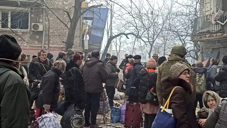 Oameni evacuați din Mariupol
