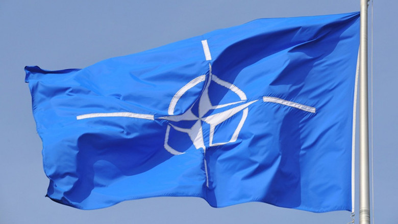Drapelul NATO.