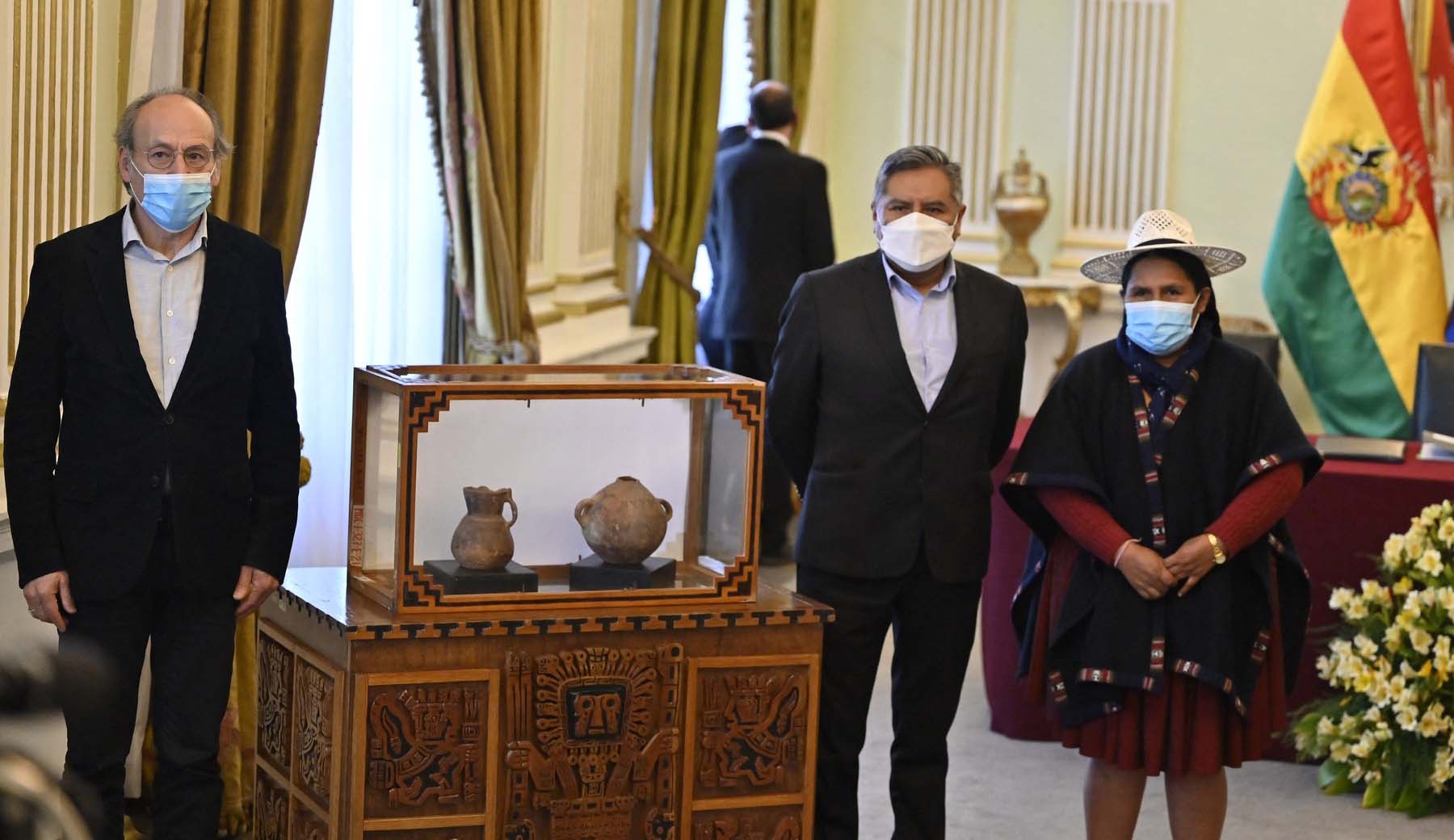 Un geolog olandez a restituit Boliviei două vase precolumbiene, pe care le-a primit la schimb pentru un frigider în anii '70
