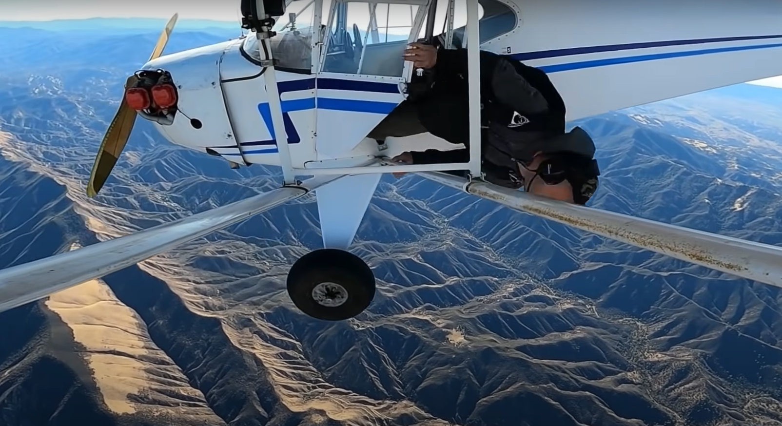 Un influencer a prăbușit intenționat un avion pentru a filma momentul accidentului, au stabilit autoritățile americane