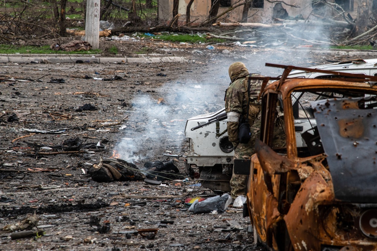 Rușii continuă să bombardeze combinatul Azovstal din Mariupol. Biserica Ortodoxă ucraineană vrea să-i evacueze pe oameni