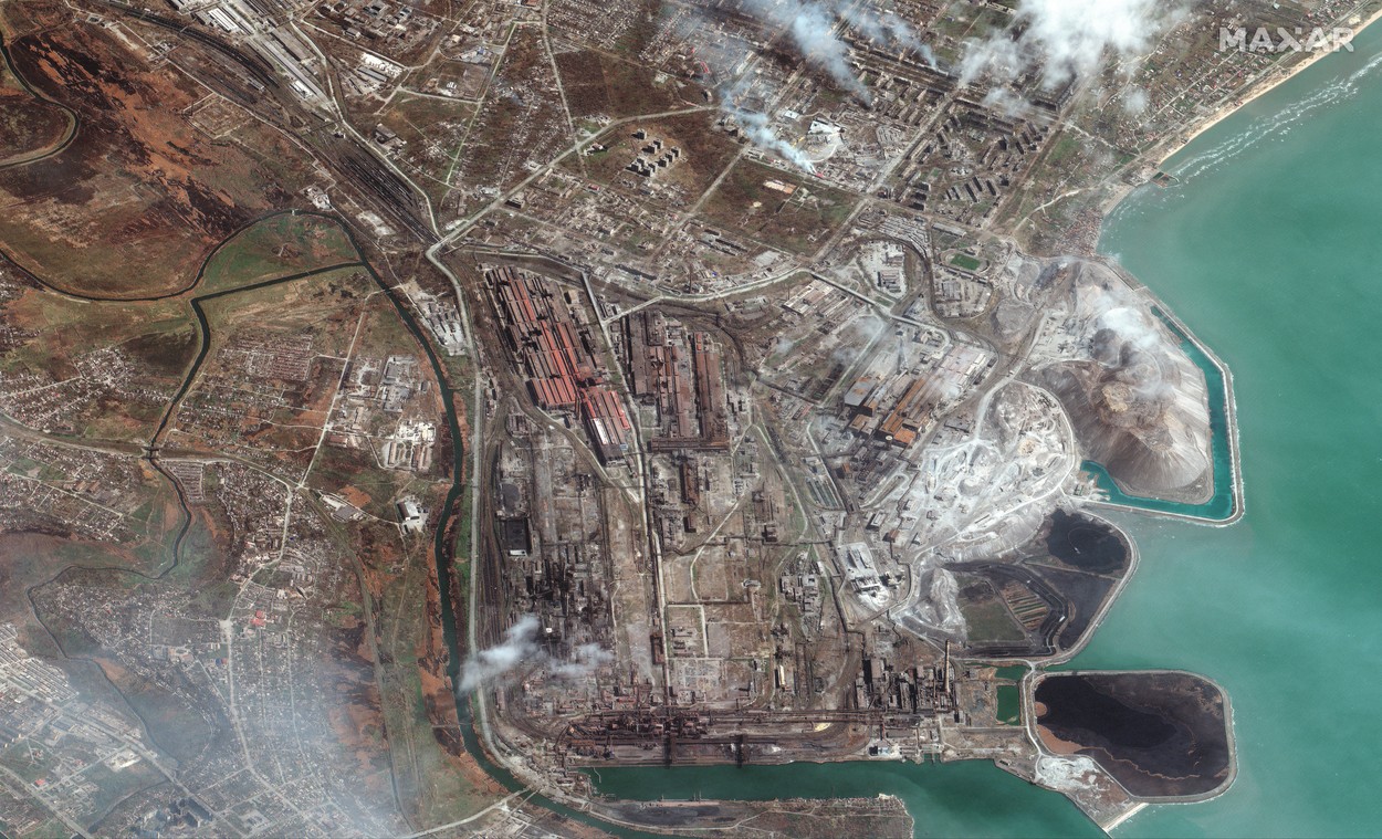 Rusia anunță că 46 de civili au părăsit zona combinatului Azovstal