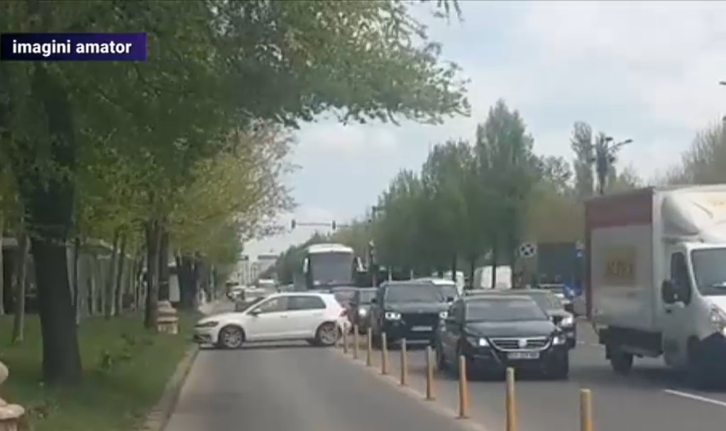 VIDEO. O mașină a blocat complet o bandă pentru autobuze în centrul Bucureștiului, după ce șoferul a uitat să tragă frâna de mână