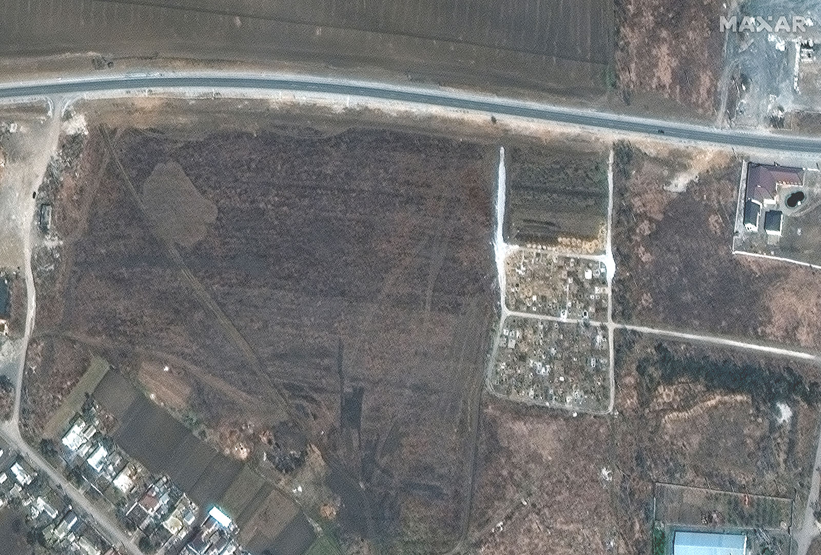 Imagini din satelit arată gropi comune săpate la periferia Mariupolului. Maxar Technologies: Sunt cel puțin 200 de morminte noi