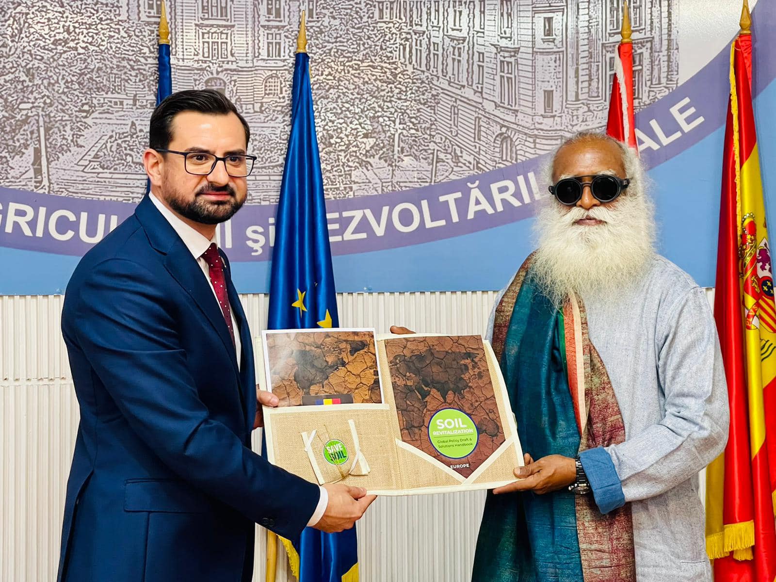 Ministrul Agriculturii s-a întâlnit cu Sadhguru, fondator al mişcării „Salvează Solul"